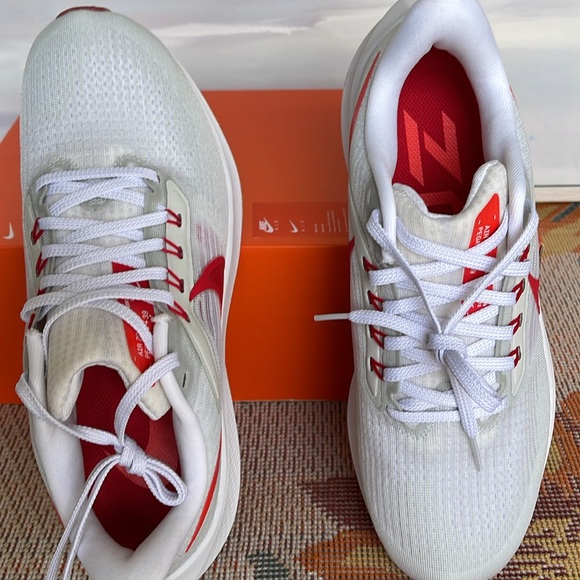 Nike WMNS Pegasus 39
White/Photon Dust/Brght
Crimson/University Red
Road Running - Picture 13 of 16